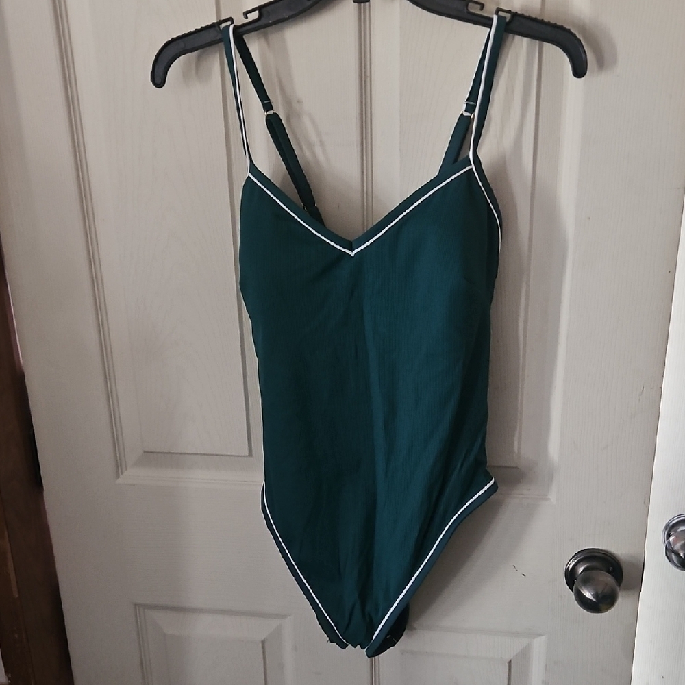 SHADE & SHORE GREEN ONE PIECE SWIMSUIT: NEW WITH TAGS: SIZE M
